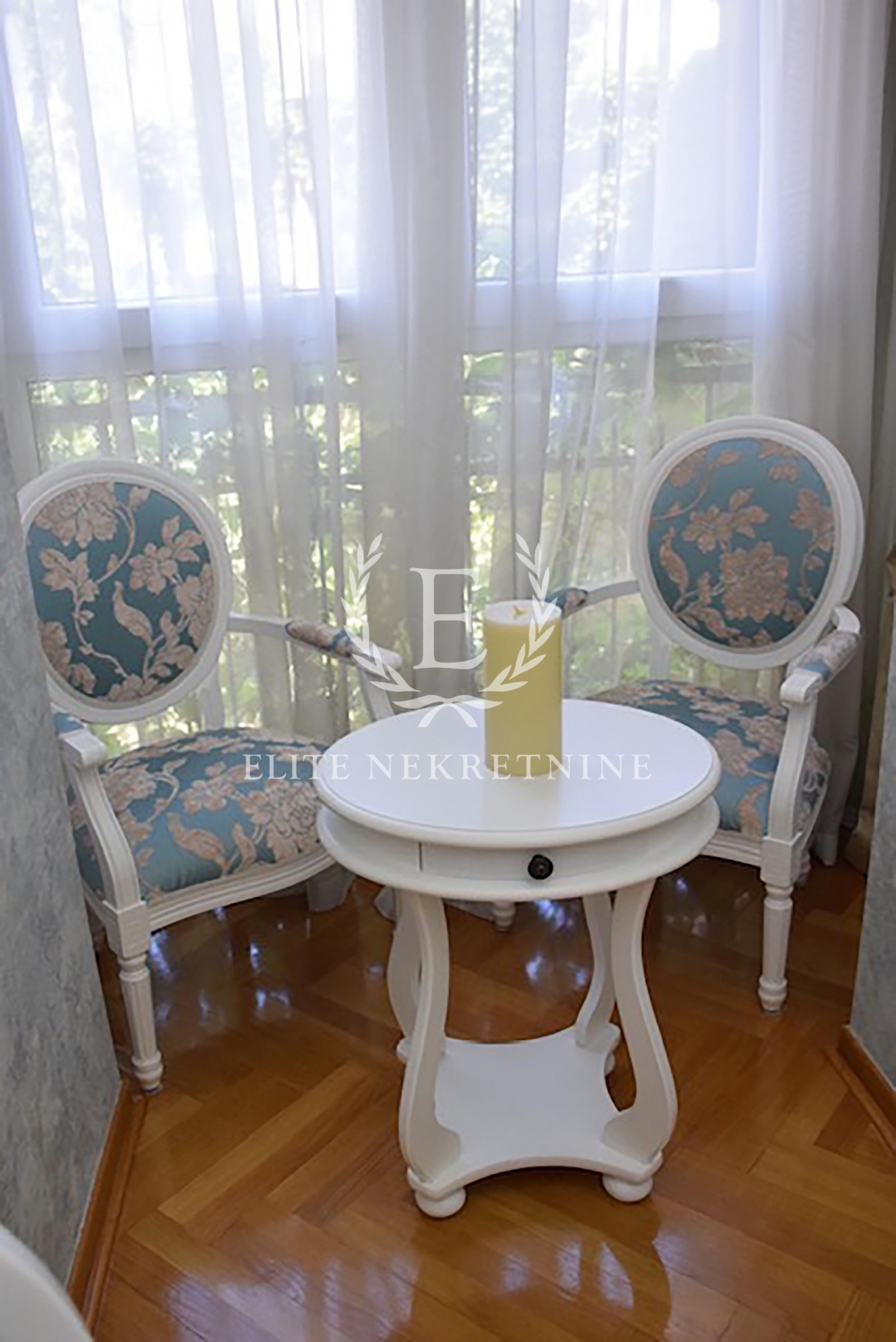 Trosoban lux stan salonskog tipa parking 10