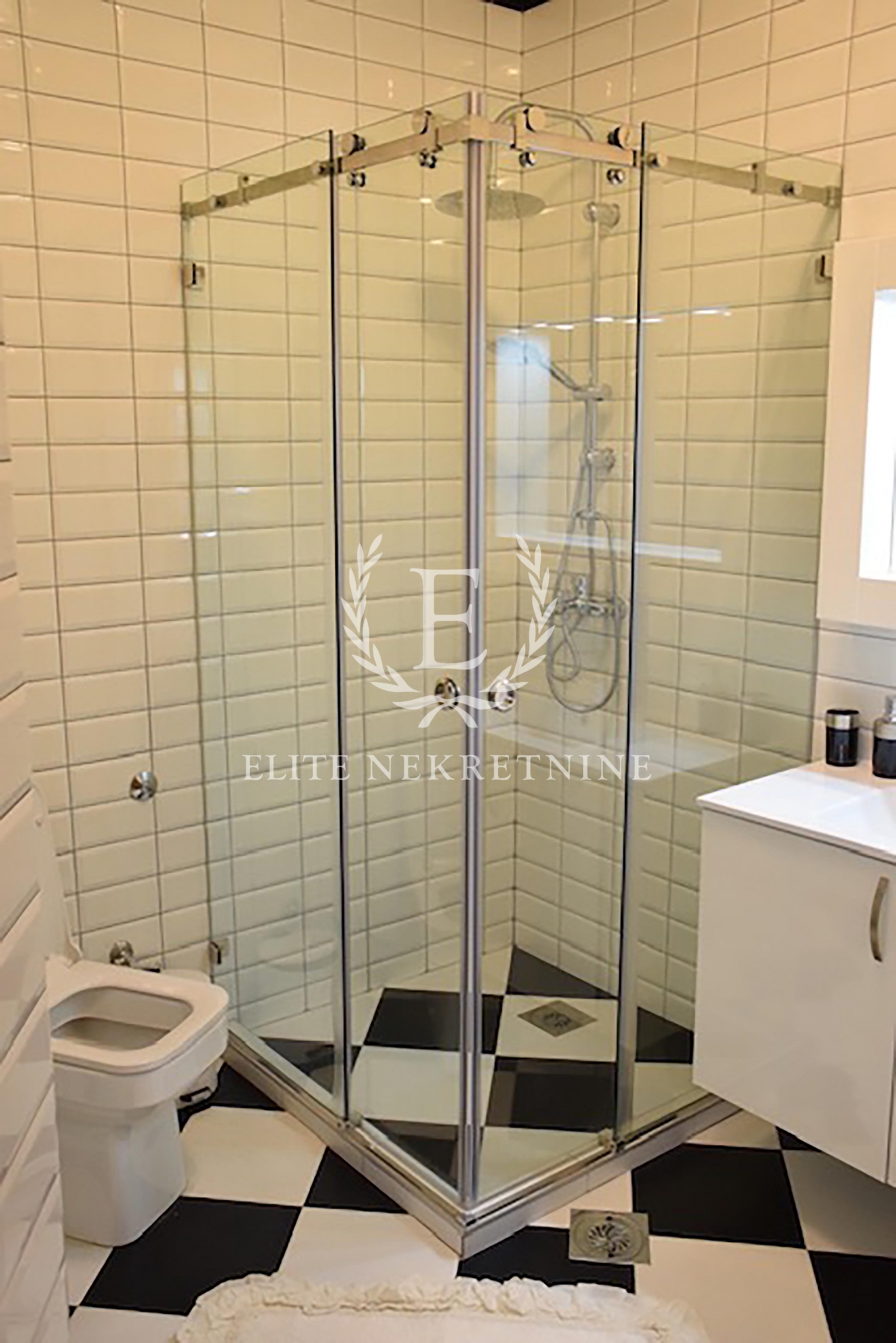 Trosoban lux stan salonskog tipa parking 5