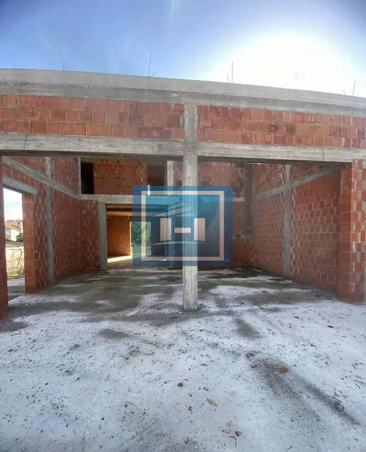 Nezavršena kuća na placu od 7,55a u centru Potočca 11