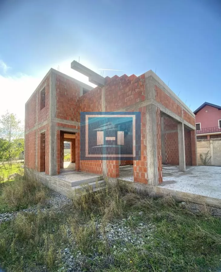 Nezavršena kuća na placu od 7,55a u centru Potočca 12