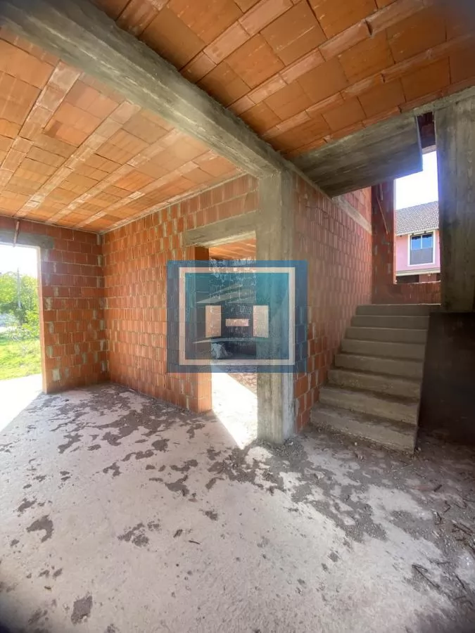 Nezavršena kuća na placu od 7,55a u centru Potočca 3