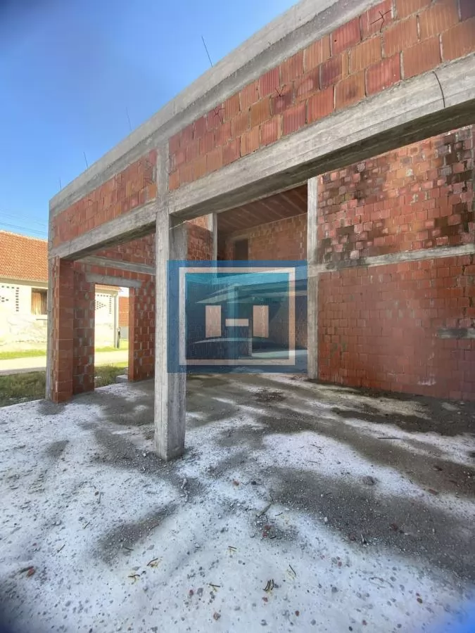 Nezavršena kuća na placu od 7,55a u centru Potočca 4