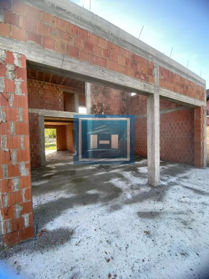 Nezavršena kuća na placu od 7,55a u centru Potočca 5