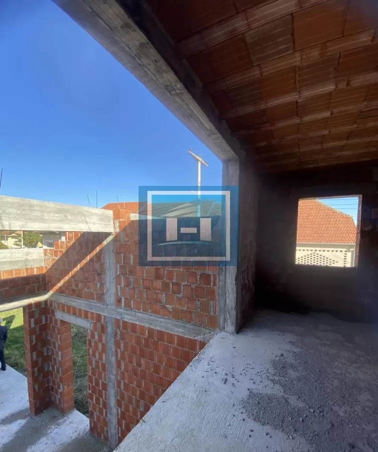 Nezavršena kuća na placu od 7,55a u centru Potočca 7