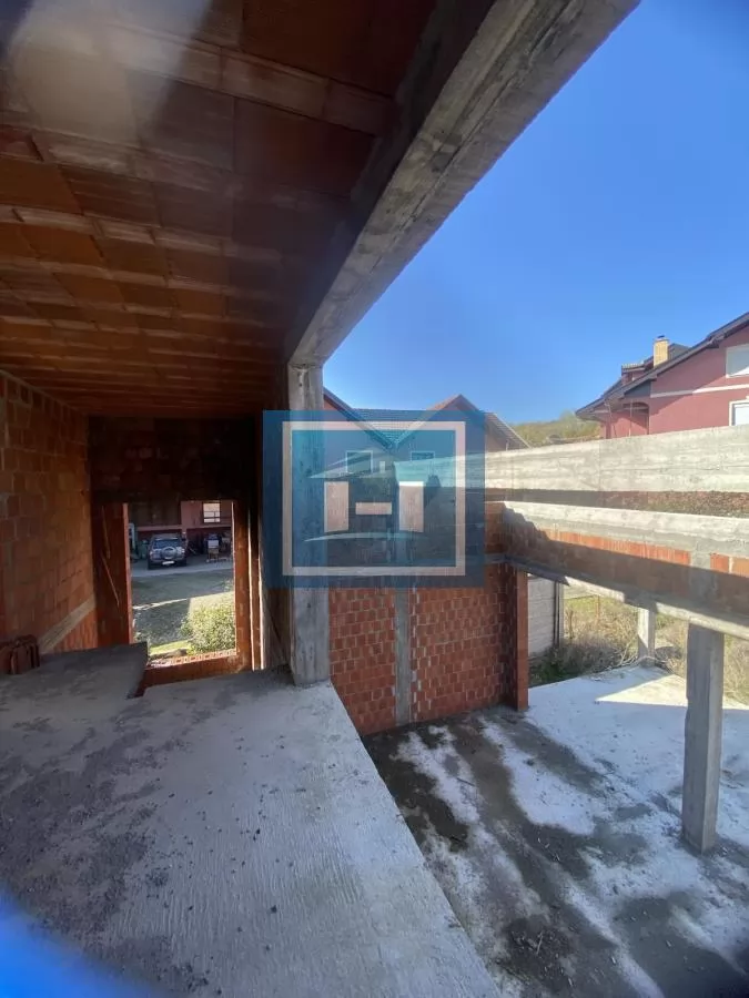 Nezavršena kuća na placu od 7,55a u centru Potočca 8