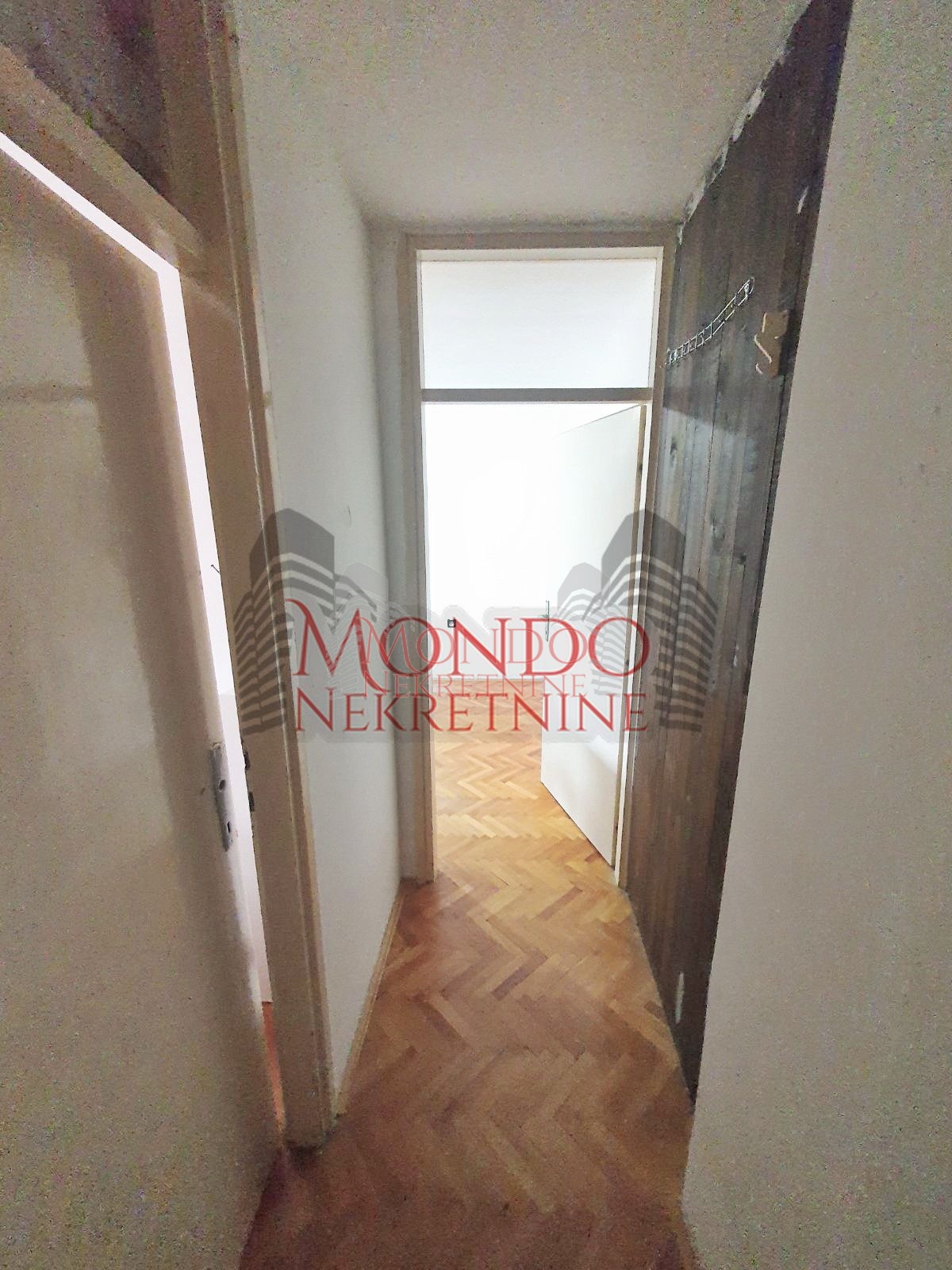 Dvoiposoban stan na Bulevaru Nemanjića 6