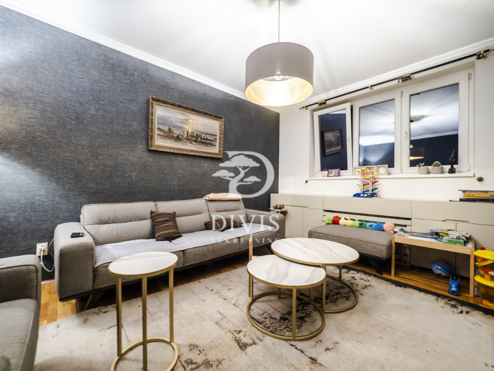 Mileševska  Crveni krst  4 0 dvoetažni stan  89m2 1