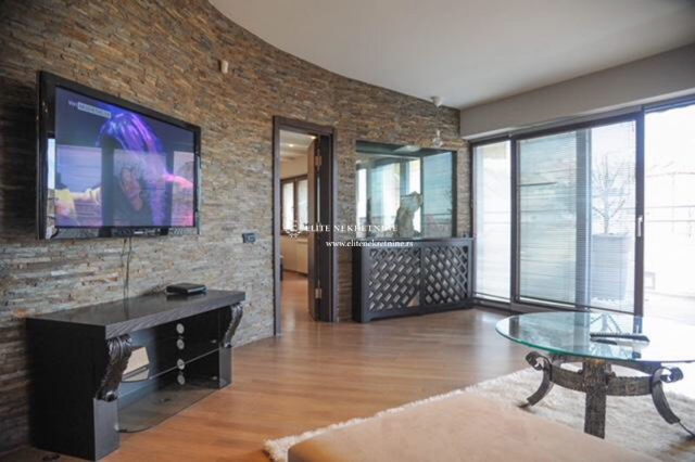 Trosoban stan za izdavanje  Hram Svetog Save  2 000   158m² 5