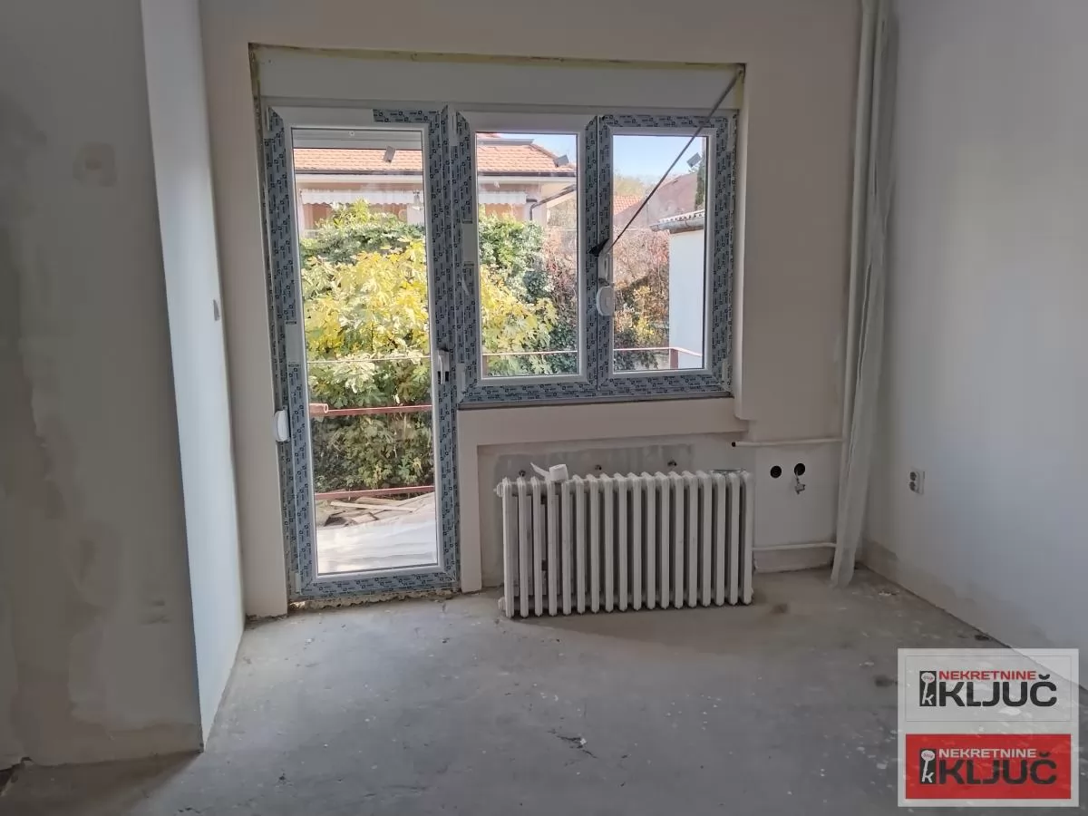 SREMSKA KAMENICA, 20m2, Garsonjera brzo useljiva 2