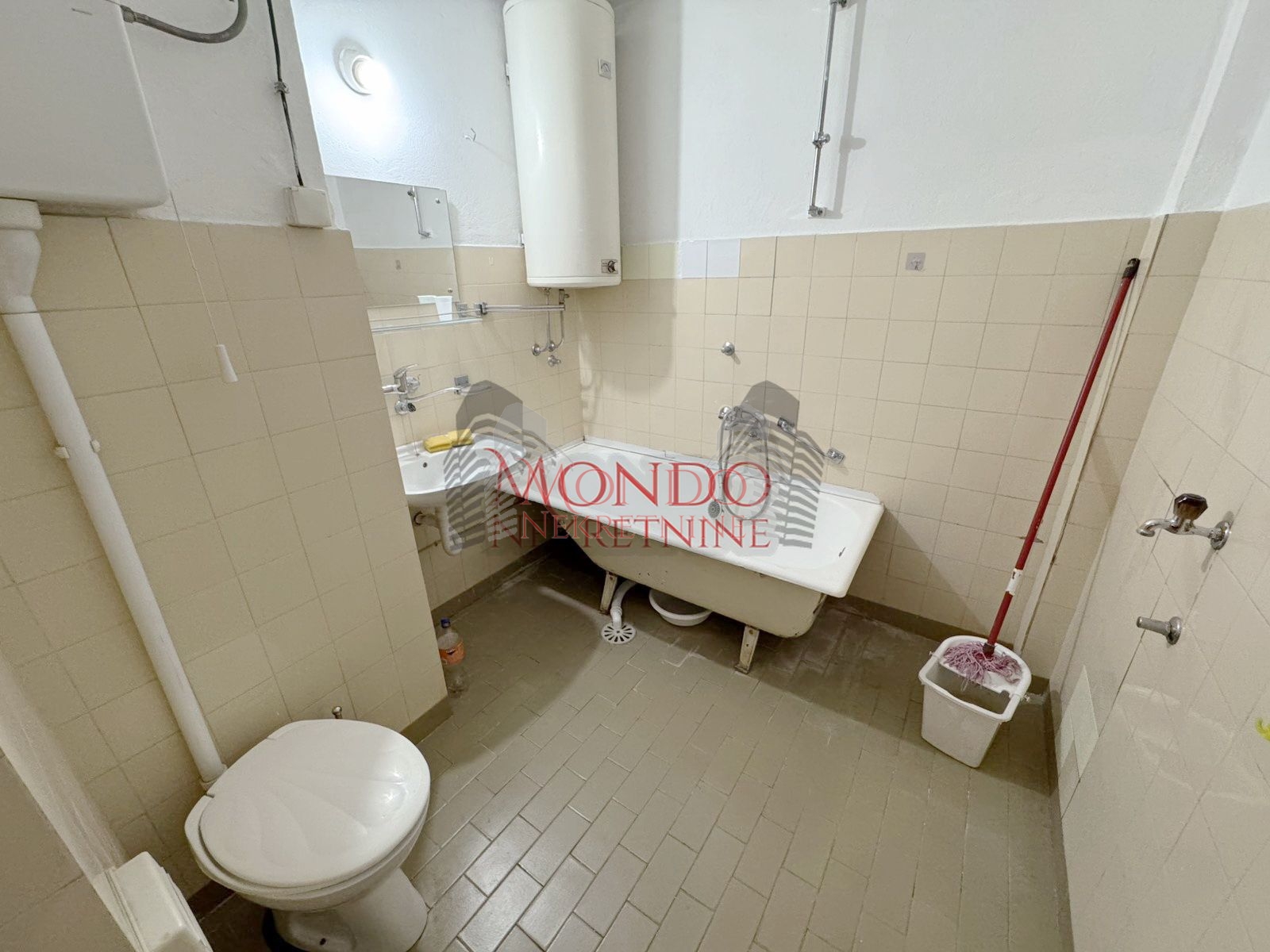 Dvosoban NENAMESTEN stan preko puta parka Sv. Save 15