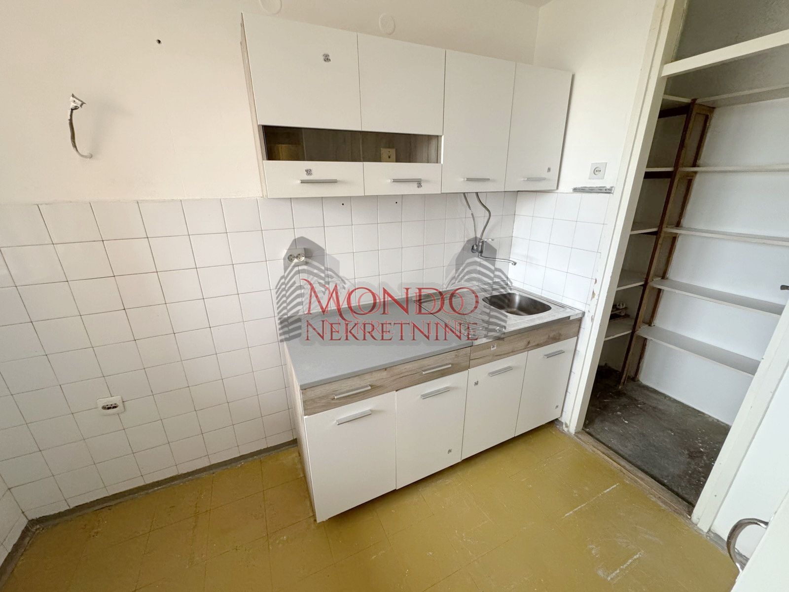 Dvosoban NENAMESTEN stan preko puta parka Sv. Save 11