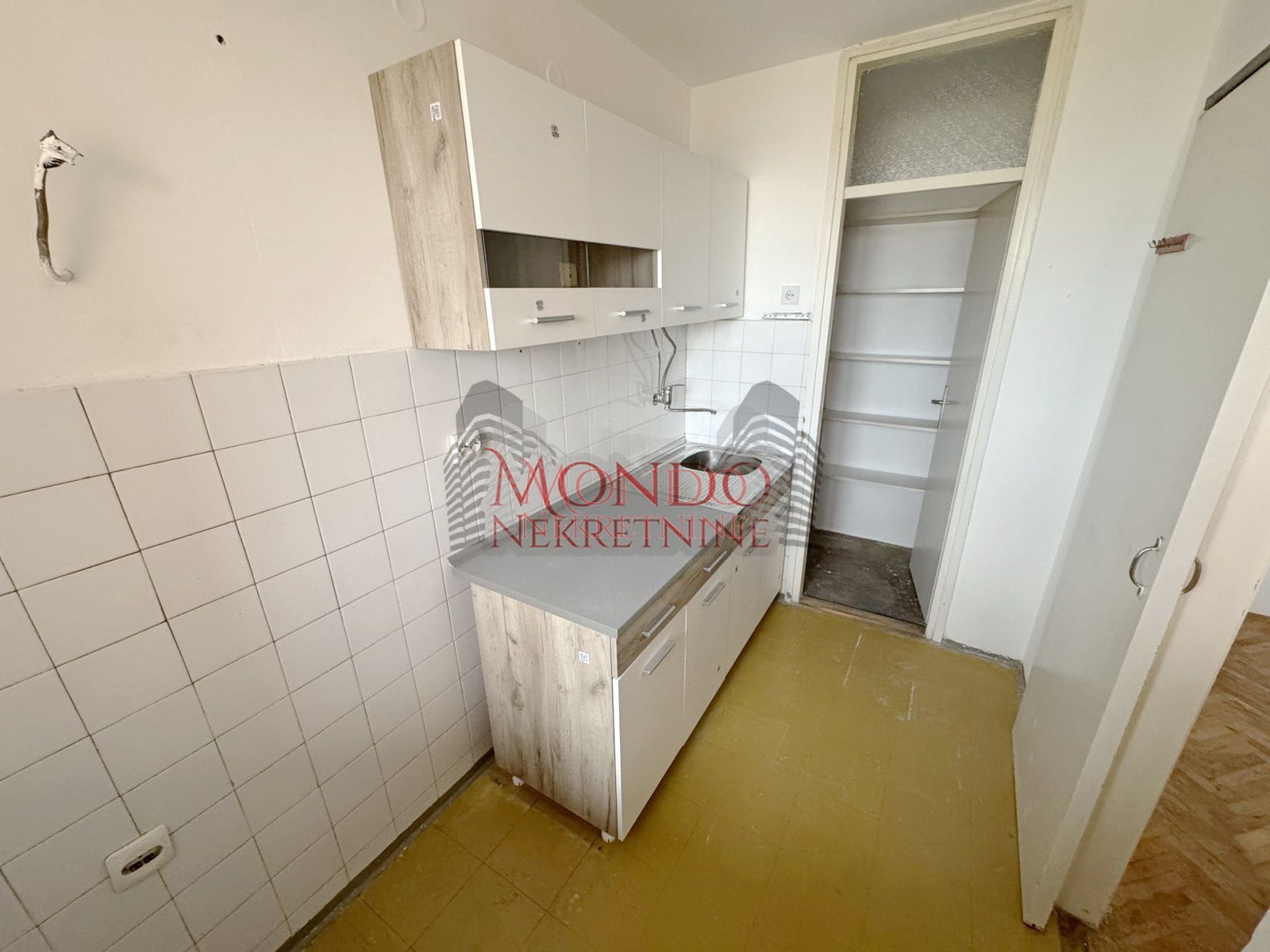 Dvosoban NENAMESTEN stan preko puta parka Sv. Save 12