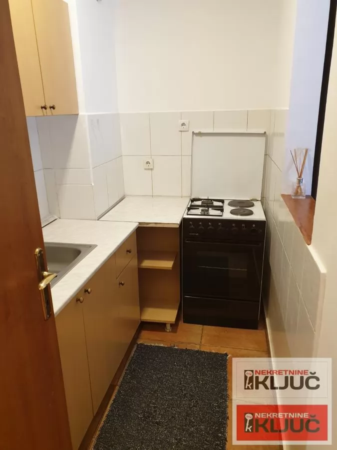 Dobar stan na Grbavici 6