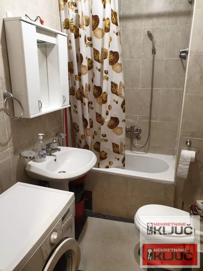 Dobar stan na Grbavici 8