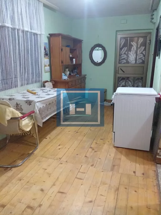 Izdajem kuću u širem centru grada – odlična lokacija, pristupačna cena 1