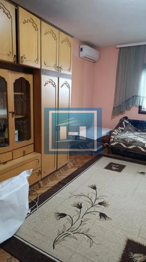 Izdajem kuću u širem centru grada – odlična lokacija, pristupačna cena 15