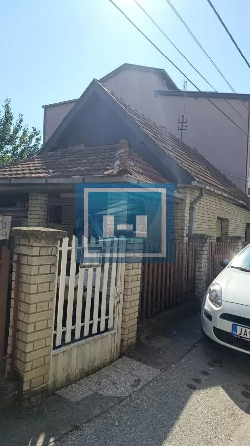 Izdajem kuću u širem centru grada – odlična lokacija, pristupačna cena 23