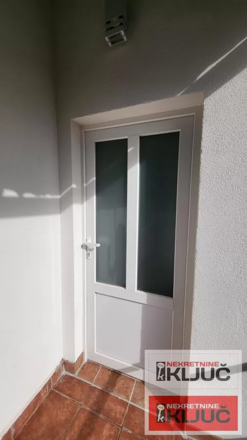 PETROVARADIN, 79m2, Trosoban, Renoviran 12