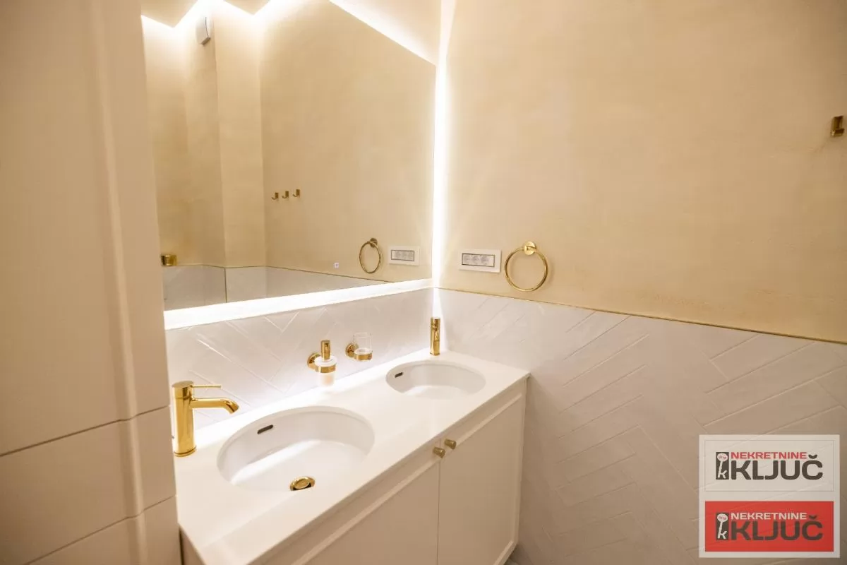 SREMSKA KAMENICA-TATARSKO BRDO IZDAJE SE LUX STAN SA GARAŽOM 10