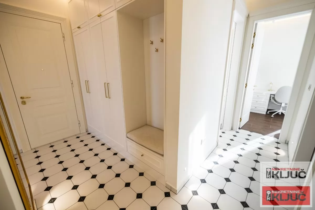 SREMSKA KAMENICA-TATARSKO BRDO IZDAJE SE LUX STAN SA GARAŽOM 12