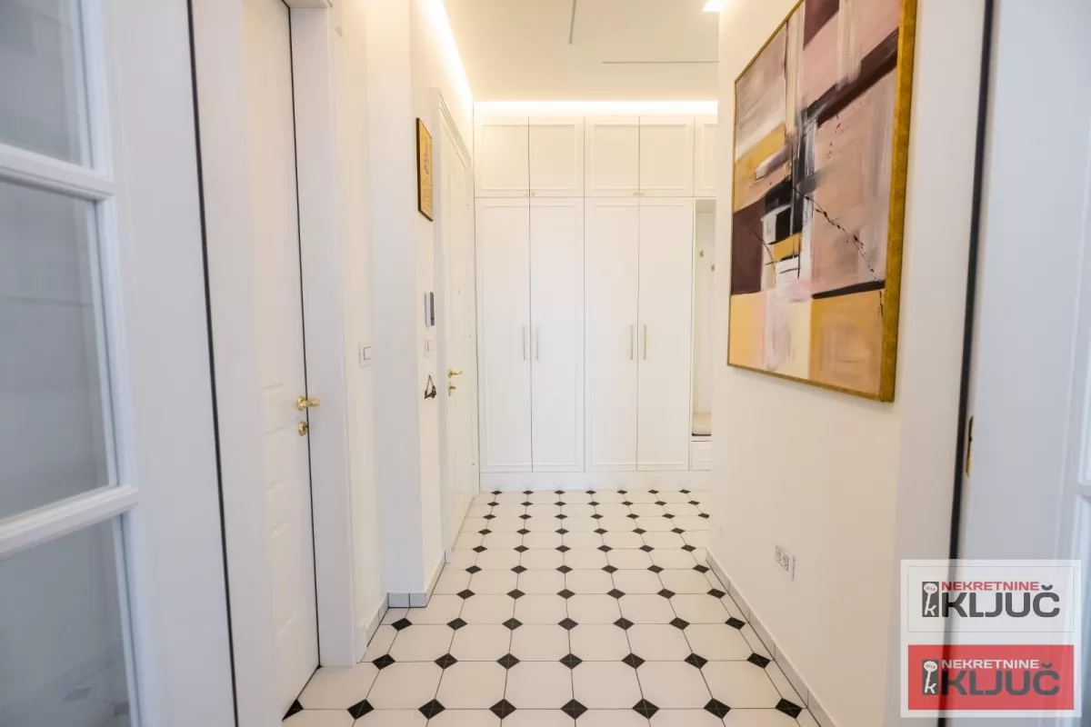 SREMSKA KAMENICA-TATARSKO BRDO IZDAJE SE LUX STAN SA GARAŽOM 18