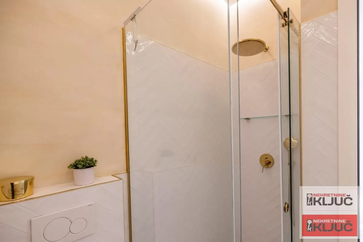 SREMSKA KAMENICA-TATARSKO BRDO IZDAJE SE LUX STAN SA GARAŽOM 20