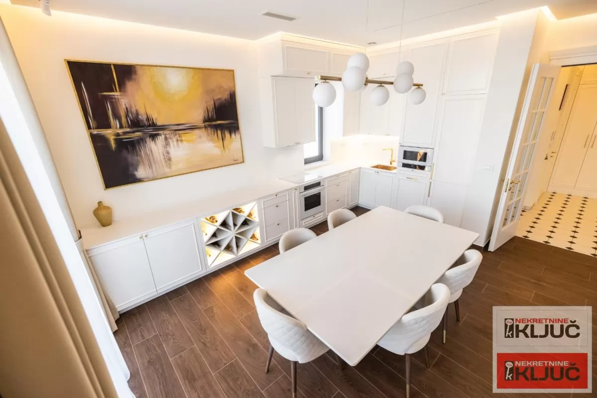 SREMSKA KAMENICA-TATARSKO BRDO IZDAJE SE LUX STAN SA GARAŽOM 21