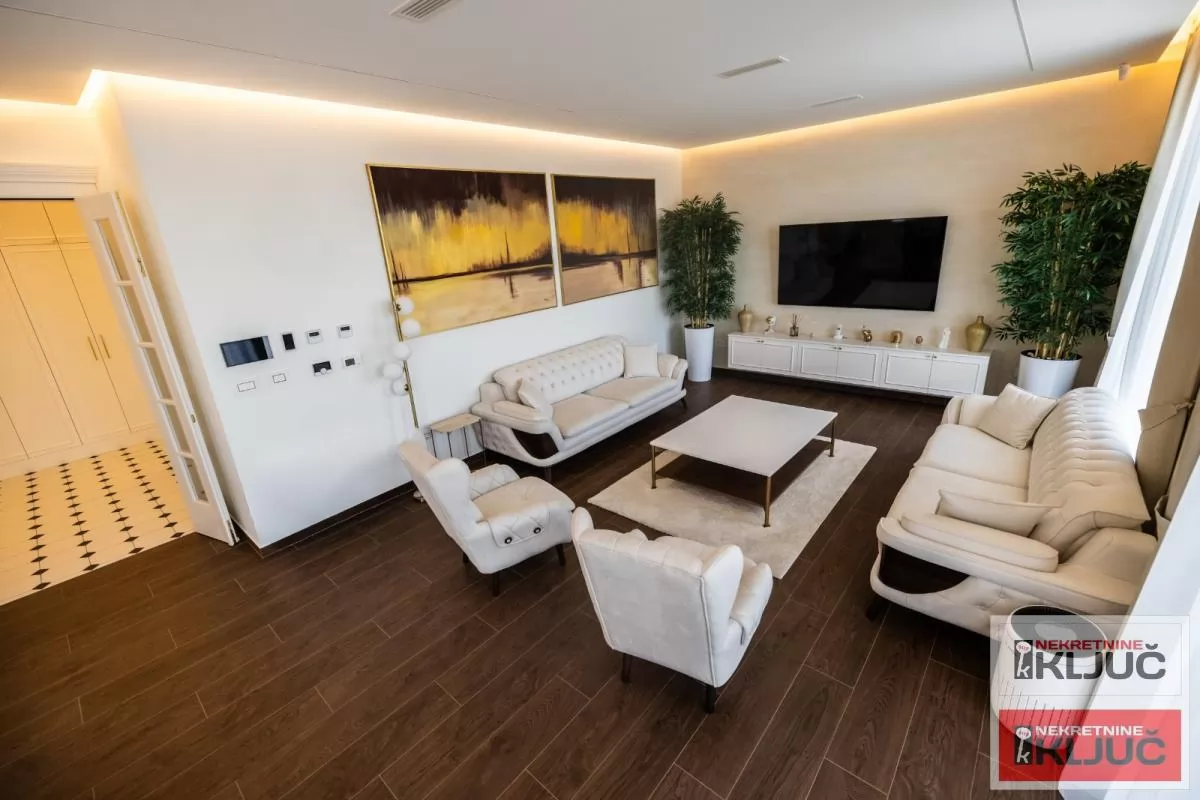 SREMSKA KAMENICA-TATARSKO BRDO IZDAJE SE LUX STAN SA GARAŽOM 22