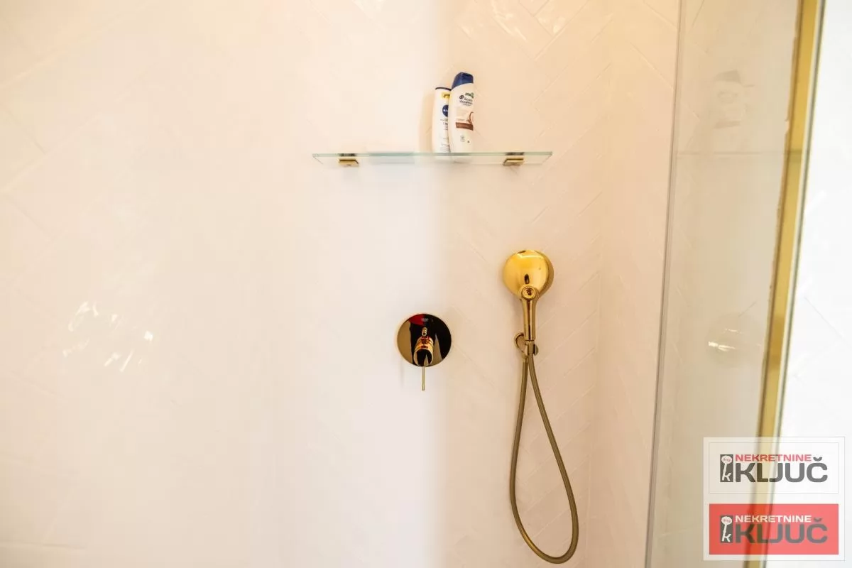 SREMSKA KAMENICA-TATARSKO BRDO IZDAJE SE LUX STAN SA GARAŽOM 23