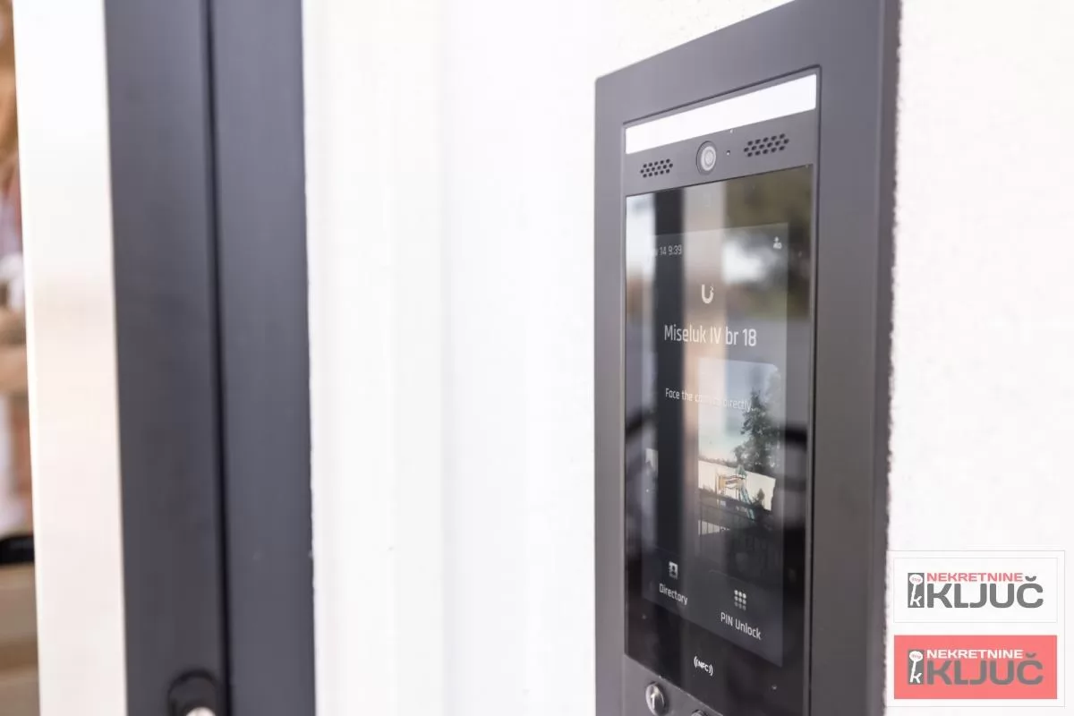 SREMSKA KAMENICA-TATARSKO BRDO IZDAJE SE LUX STAN SA GARAŽOM 24