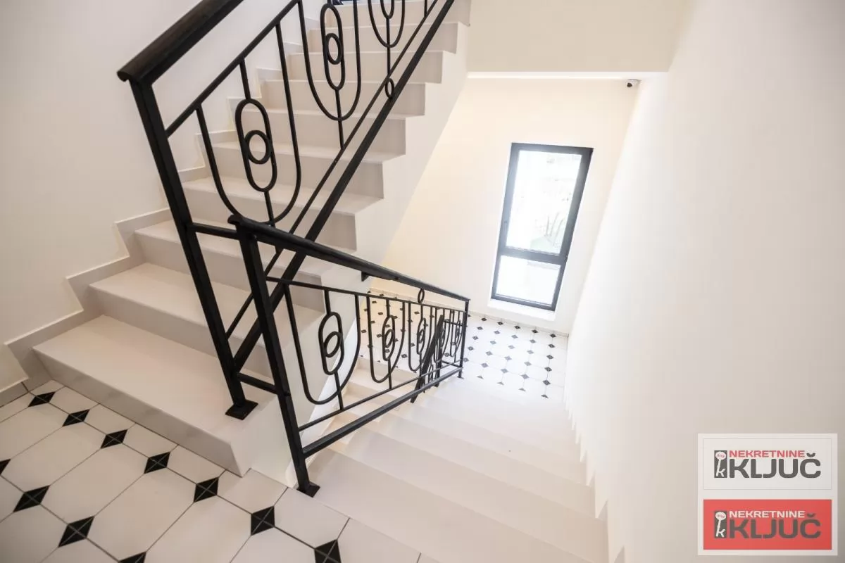 SREMSKA KAMENICA-TATARSKO BRDO IZDAJE SE LUX STAN SA GARAŽOM 27