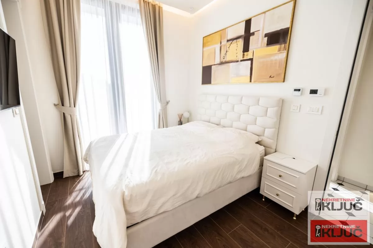 SREMSKA KAMENICA-TATARSKO BRDO IZDAJE SE LUX STAN SA GARAŽOM 30