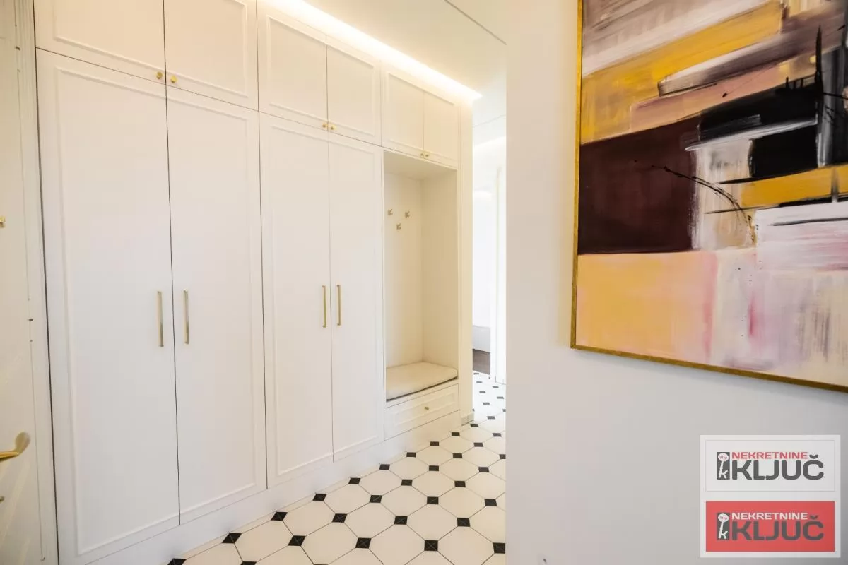 SREMSKA KAMENICA-TATARSKO BRDO IZDAJE SE LUX STAN SA GARAŽOM 31