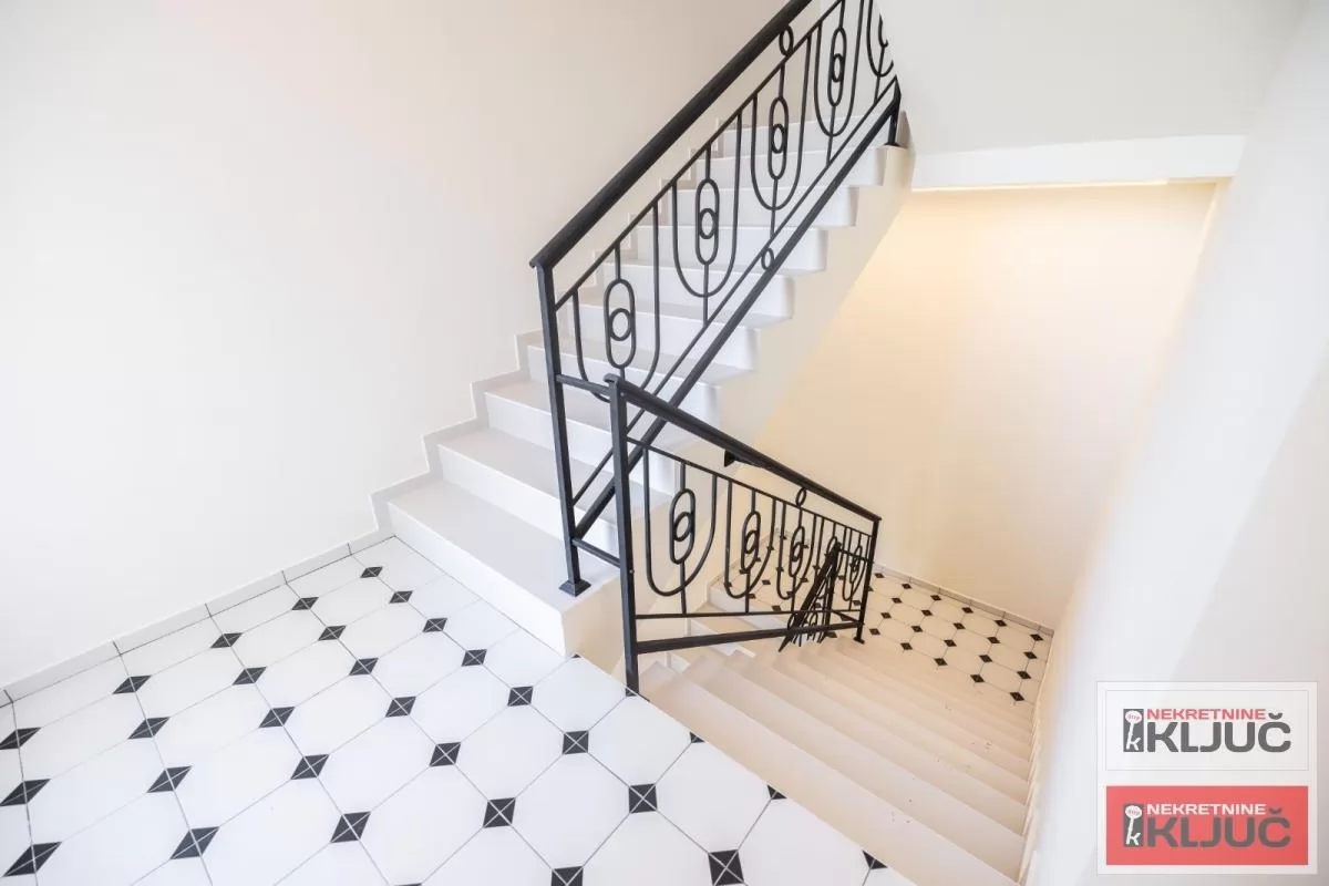 SREMSKA KAMENICA-TATARSKO BRDO IZDAJE SE LUX STAN SA GARAŽOM 32