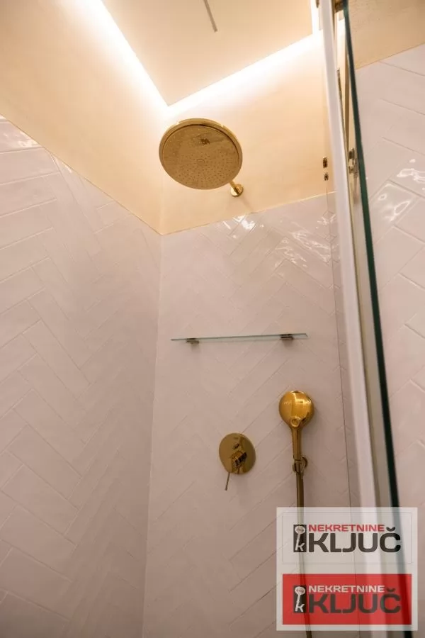 SREMSKA KAMENICA-TATARSKO BRDO IZDAJE SE LUX STAN SA GARAŽOM 37