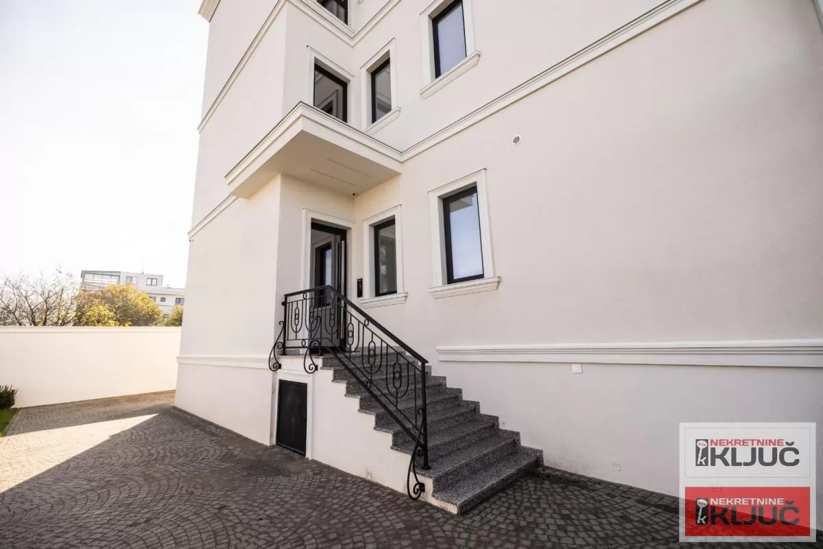 SREMSKA KAMENICA-TATARSKO BRDO IZDAJE SE LUX STAN SA GARAŽOM 38