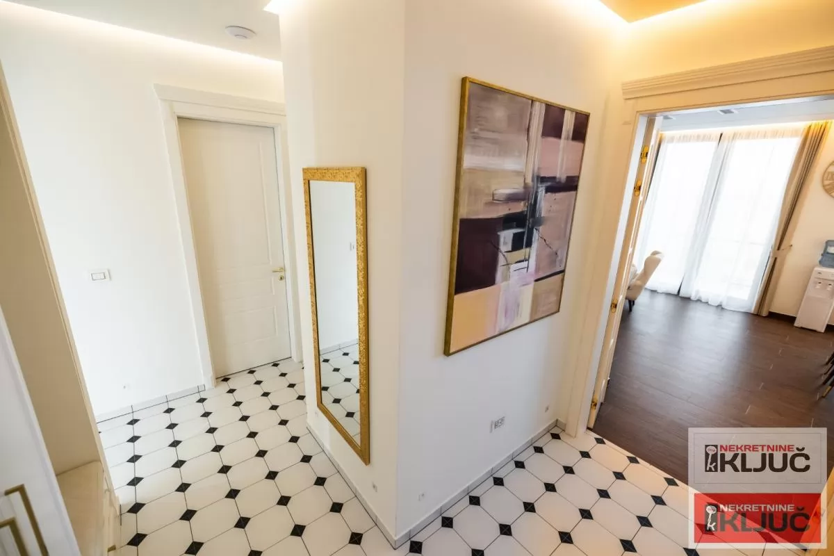 SREMSKA KAMENICA-TATARSKO BRDO IZDAJE SE LUX STAN SA GARAŽOM 40