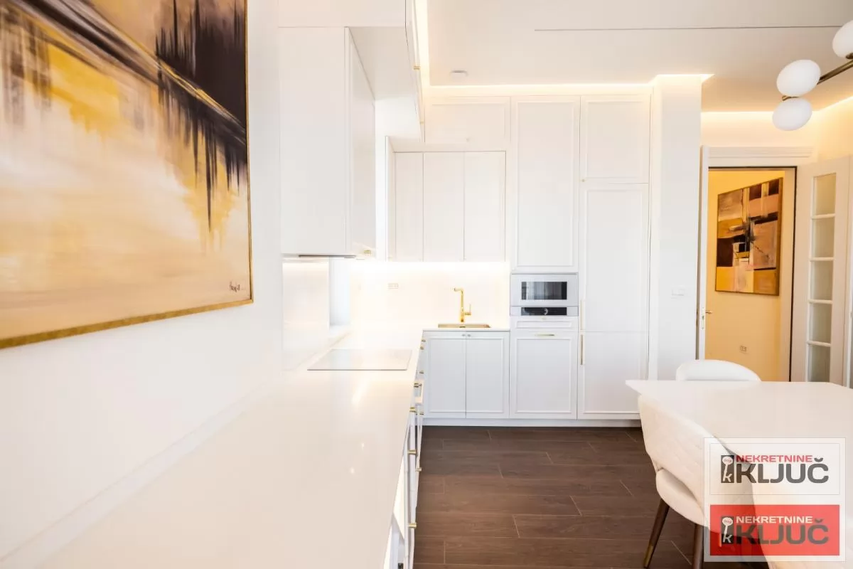 SREMSKA KAMENICA-TATARSKO BRDO IZDAJE SE LUX STAN SA GARAŽOM 42