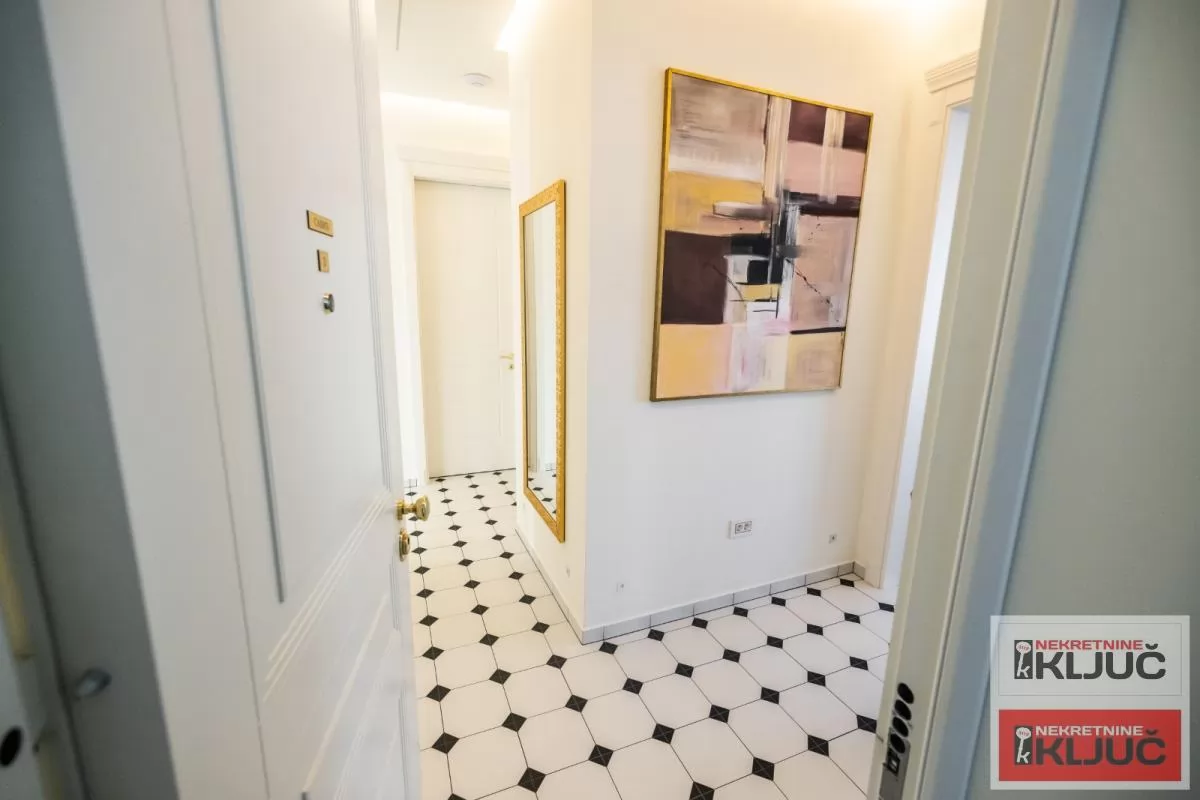 SREMSKA KAMENICA-TATARSKO BRDO IZDAJE SE LUX STAN SA GARAŽOM 43