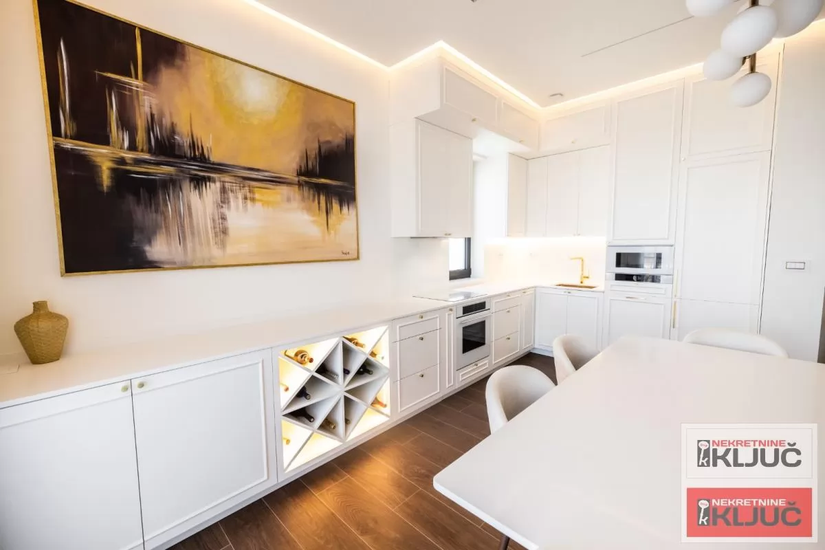 SREMSKA KAMENICA-TATARSKO BRDO IZDAJE SE LUX STAN SA GARAŽOM 44