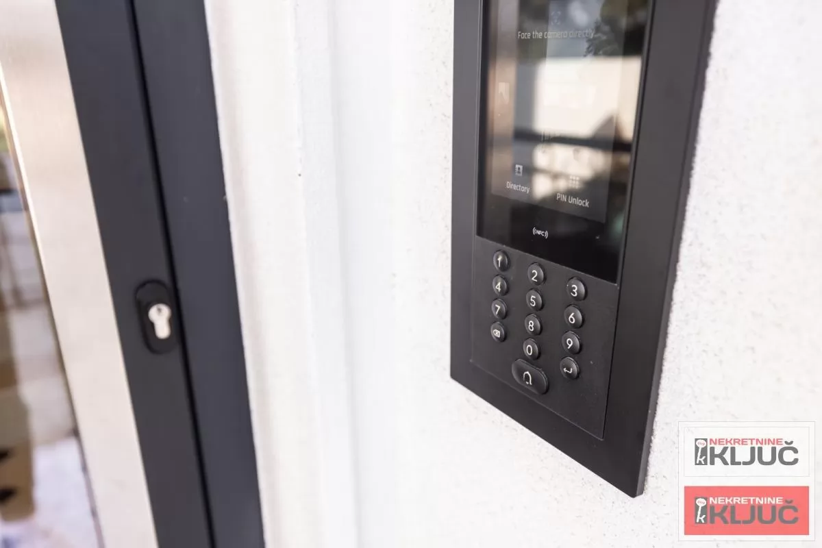 SREMSKA KAMENICA-TATARSKO BRDO IZDAJE SE LUX STAN SA GARAŽOM 45