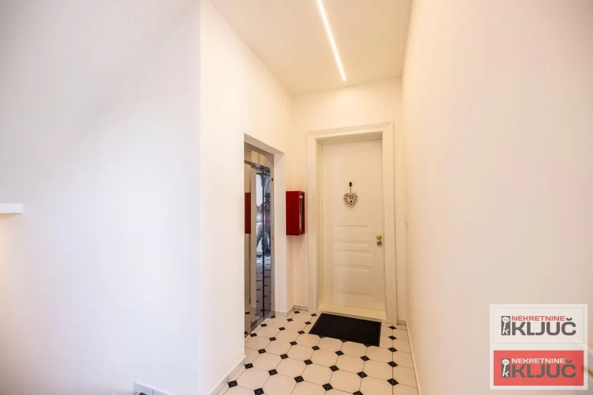 SREMSKA KAMENICA-TATARSKO BRDO IZDAJE SE LUX STAN SA GARAŽOM 8