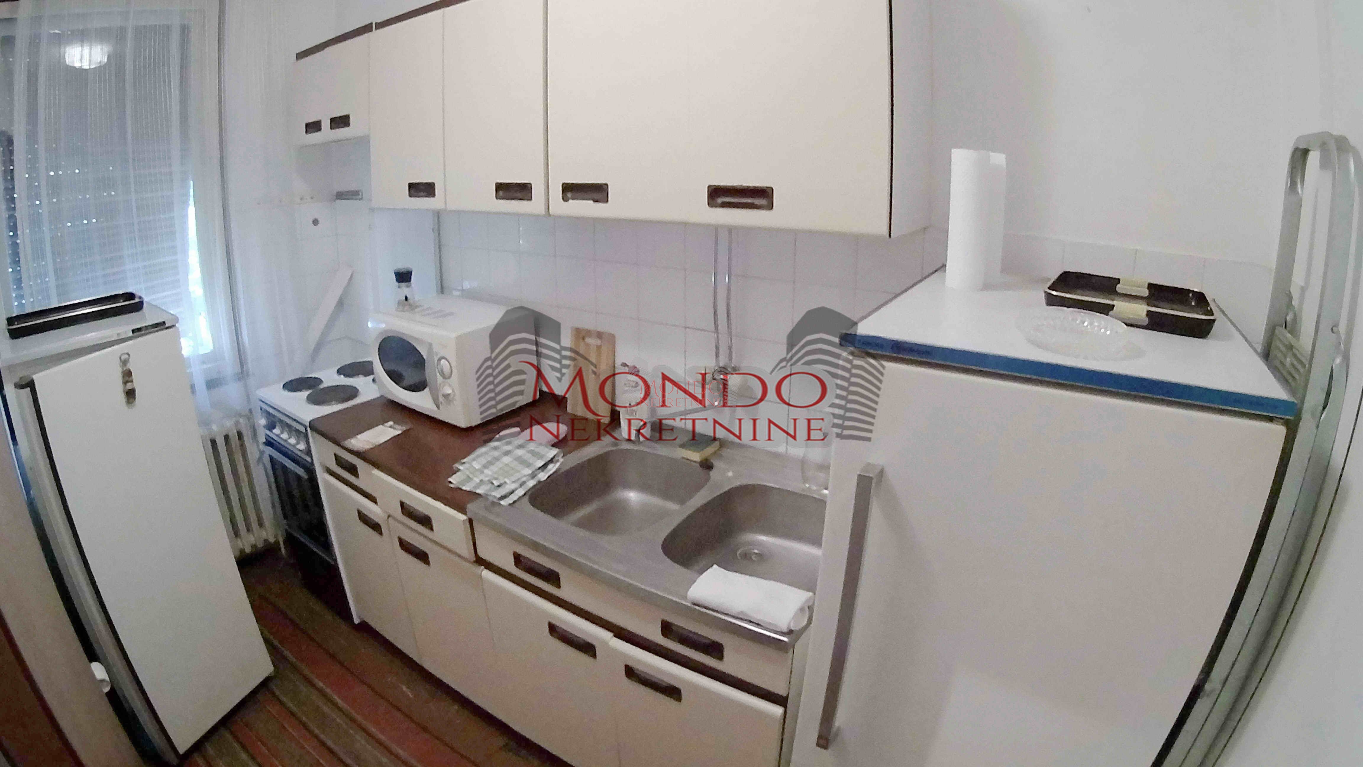 Jednoiposoban stan preko puta parka Sv. Save, ul Romanijska 5