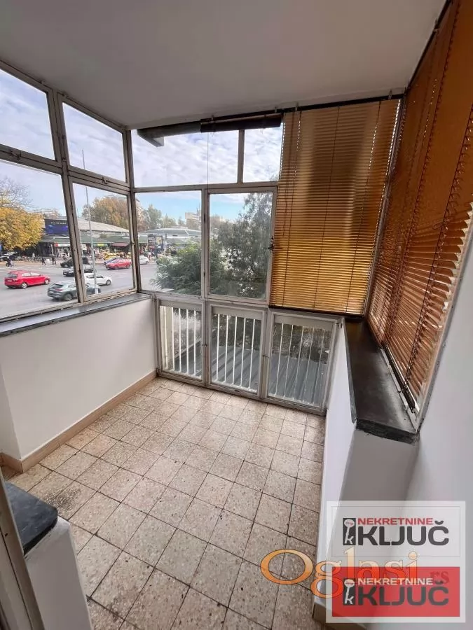 LIMAN III-NENAMEŠTEN TROIPOSOBAN STAN 10