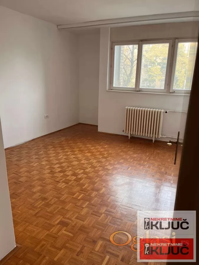 LIMAN III-NENAMEŠTEN TROIPOSOBAN STAN 2