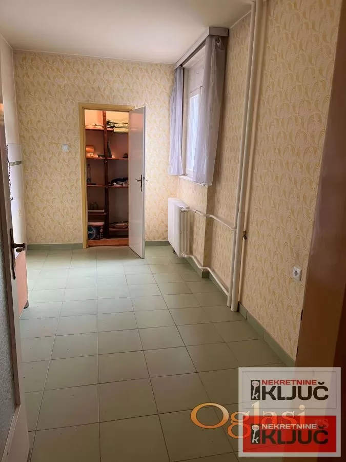 LIMAN III-NENAMEŠTEN TROIPOSOBAN STAN 3