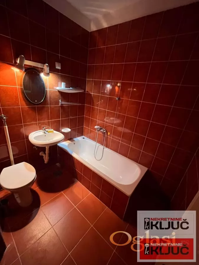 LIMAN III-NENAMEŠTEN TROIPOSOBAN STAN 4