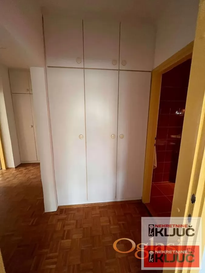 LIMAN III-NENAMEŠTEN TROIPOSOBAN STAN 5