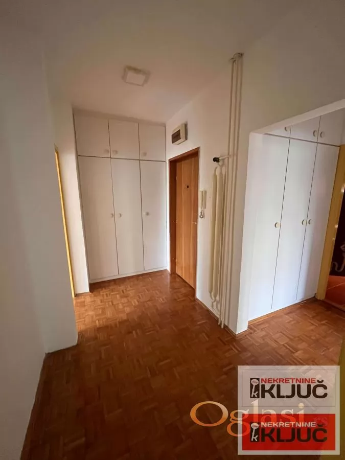 LIMAN III-NENAMEŠTEN TROIPOSOBAN STAN 6