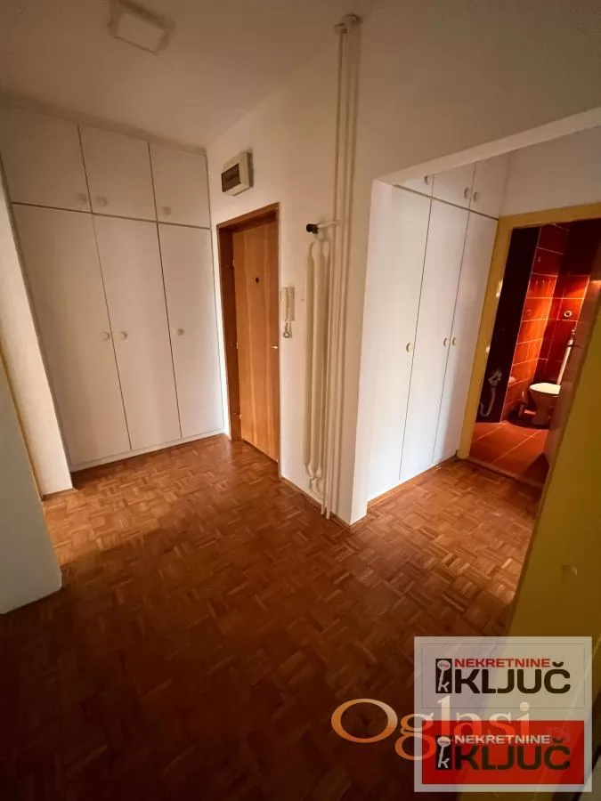 LIMAN III-NENAMEŠTEN TROIPOSOBAN STAN 8